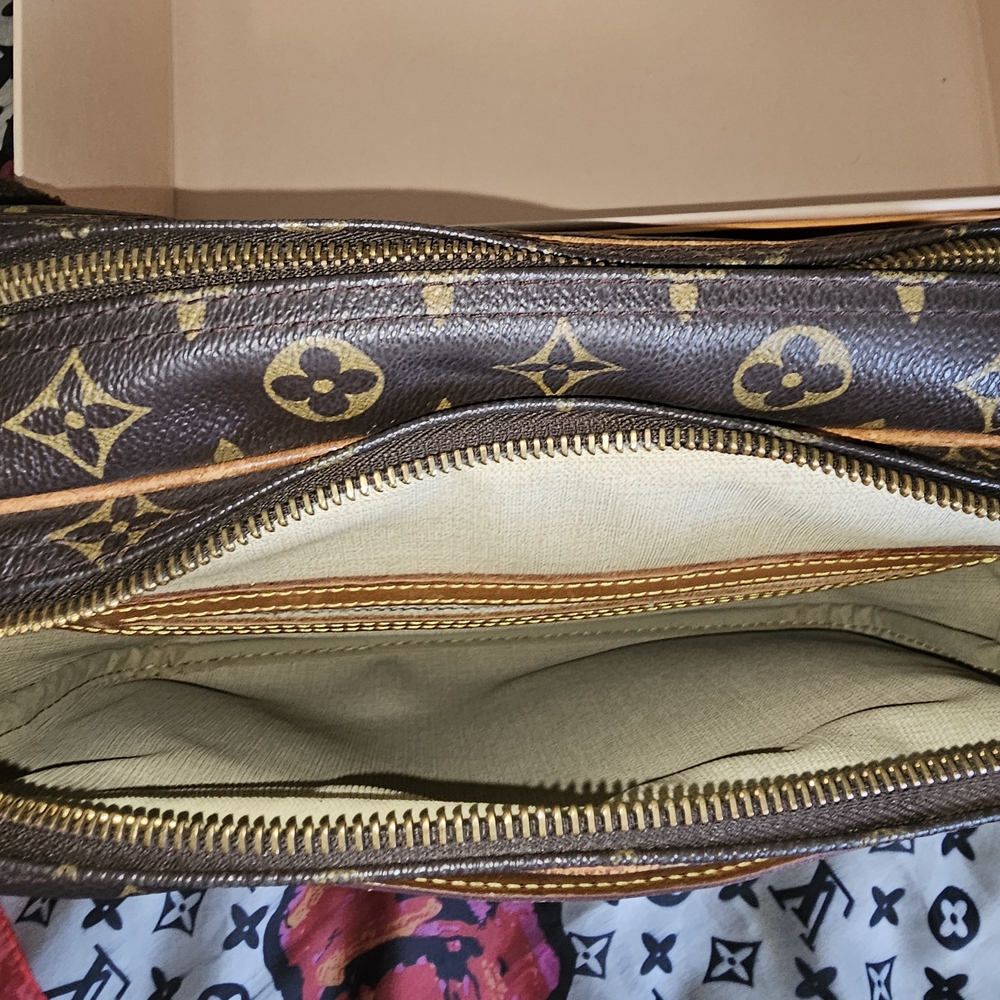 LV w/COA Monogram Reporter Bag in EUC - Picture 7 of 15
